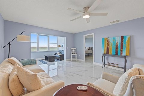 Condo in Dunedin, Florida, 2 bedrooms  № 2388596 - photo 9