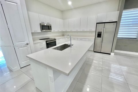 House in Miramar, Florida 3 bedrooms, 190.17 sq.m. № 2061738 - photo 22