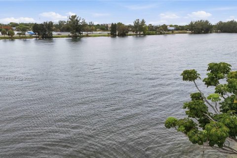 Condominio en venta en Deerfield Beach, Florida, 2 dormitorios, 144 m2 № 2084769 - foto 30