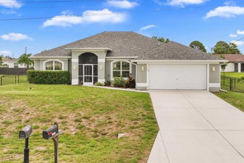 Villa ou maison à Cape Coral, Floride 4 chambres, 216.46 m2 № 2109893