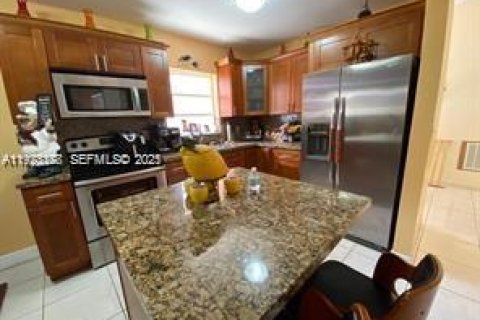 Casa en venta en Hialeah, Florida, 3 dormitorios № 1982659 - foto 2