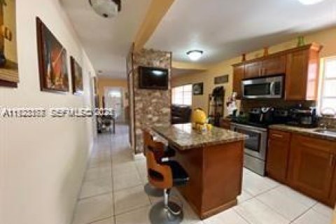 Casa en venta en Hialeah, Florida, 3 dormitorios № 1982659 - foto 10