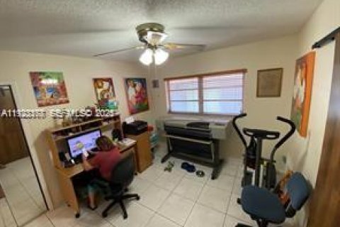 Casa en venta en Hialeah, Florida, 3 dormitorios № 1982659 - foto 12