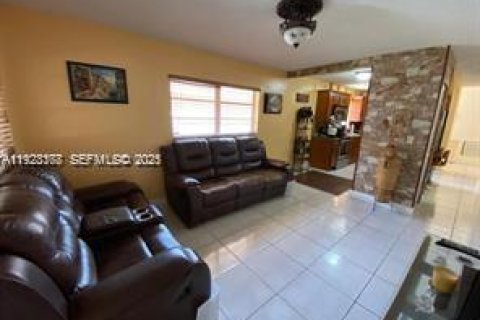 Casa en venta en Hialeah, Florida, 3 dormitorios № 1982659 - foto 3