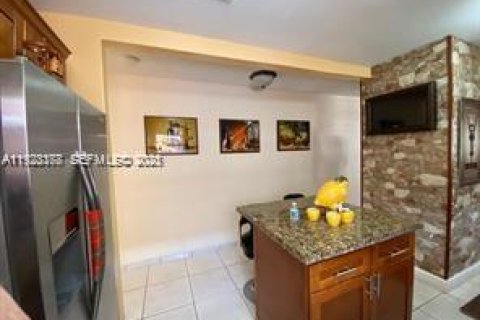 Casa en venta en Hialeah, Florida, 3 dormitorios № 1982659 - foto 7