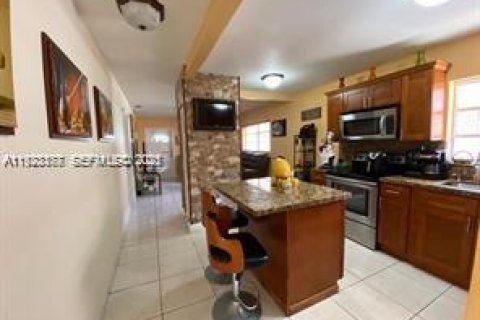 Casa en venta en Hialeah, Florida, 3 dormitorios № 1982659 - foto 11