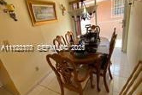 Casa en venta en Hialeah, Florida, 3 dormitorios № 1982659 - foto 9