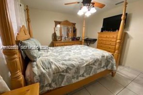 Casa en venta en Hialeah, Florida, 3 dormitorios № 1982659 - foto 14