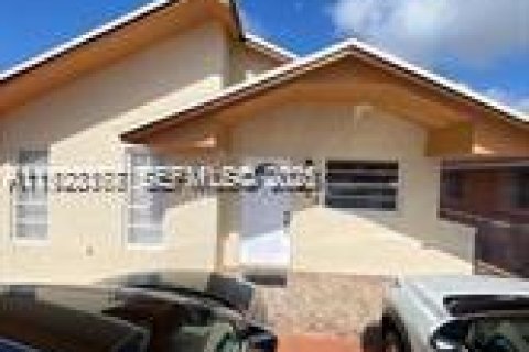 Casa en venta en Hialeah, Florida, 3 dormitorios № 1982659 - foto 27