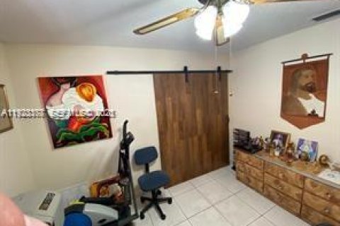 Casa en venta en Hialeah, Florida, 3 dormitorios № 1982659 - foto 13