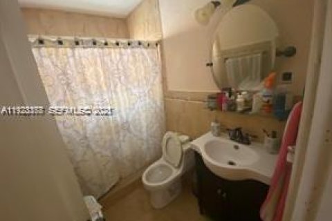 Casa en venta en Hialeah, Florida, 3 dormitorios № 1982659 - foto 19