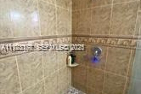 Casa en venta en Hialeah, Florida, 3 dormitorios № 1982659 - foto 16