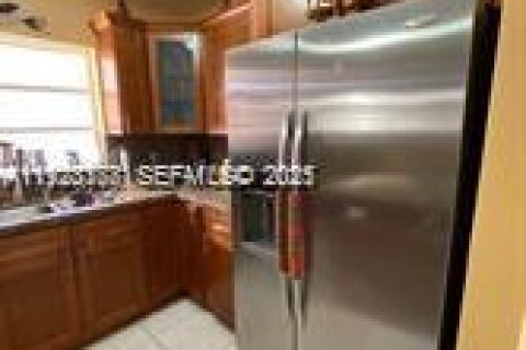 Casa en venta en Hialeah, Florida, 3 dormitorios № 1982659 - foto 1