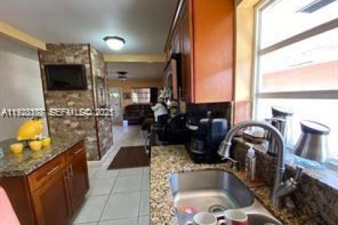Casa en venta en Hialeah, Florida, 3 dormitorios № 1982659 - foto 6