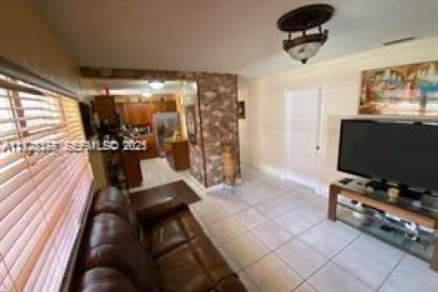 Casa en venta en Hialeah, Florida, 3 dormitorios № 1982659 - foto 4