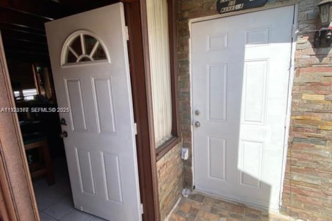 Casa en venta en Hialeah, Florida, 3 dormitorios № 1982659 - foto 25