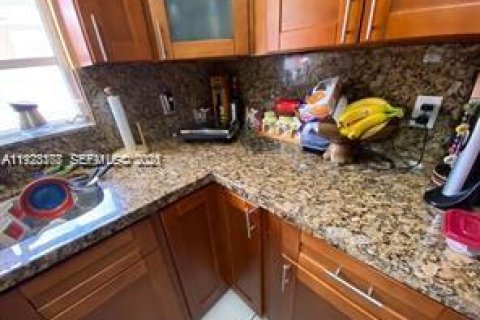 Casa en venta en Hialeah, Florida, 3 dormitorios № 1982659 - foto 8