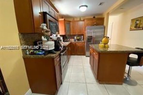 Casa en venta en Hialeah, Florida, 3 dormitorios № 1982659 - foto 5