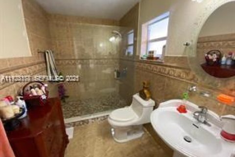 Casa en venta en Hialeah, Florida, 3 dormitorios № 1982659 - foto 17