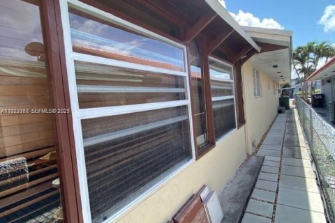 Casa en venta en Hialeah, Florida, 3 dormitorios № 1982659 - foto 24