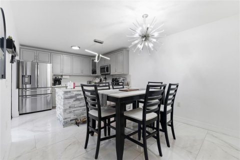 Adosado en West Palm Beach, Florida 2 dormitorios, 114.83 m2 № 2269638