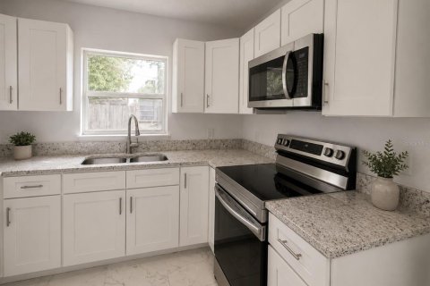 House in Holiday, Florida 4 bedrooms, 144 sq.m. № 2225668 - photo 8