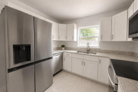 House in Holiday, Florida 4 bedrooms, 144 sq.m. № 2225668 - photo 7
