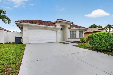 Villa ou maison à Dania Beach, Floride 3 chambres, 231.14 m2 № 2402081