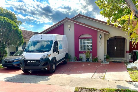 House in Hialeah, Florida 3 bedrooms, 118.08 sq.m. № 1704595 - photo 1