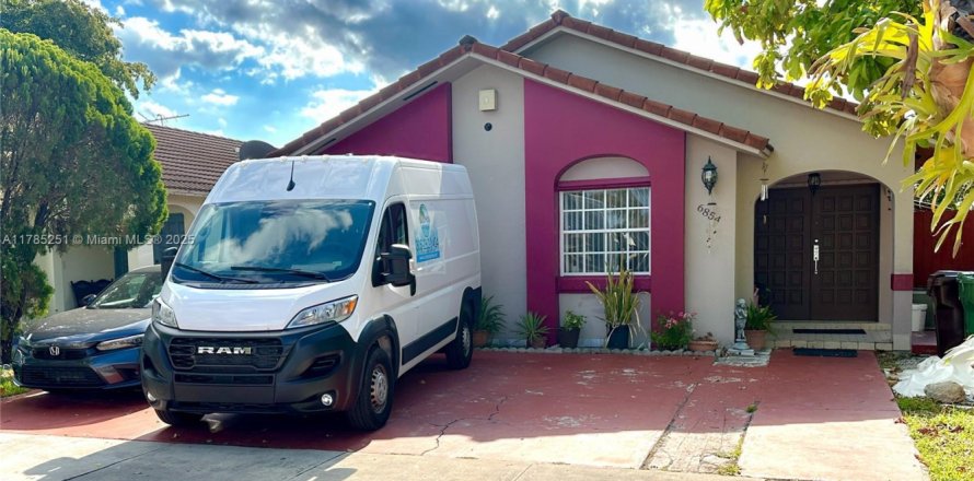 House in Hialeah, Florida 3 bedrooms, 118.08 sq.m. № 1704595