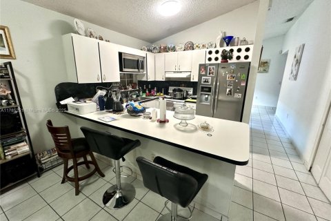 House in Hialeah, Florida 3 bedrooms, 118.08 sq.m. № 1704595 - photo 13