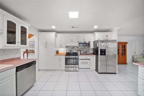 House in Miami, Florida 4 bedrooms, 305.56 sq.m. № 1878422 - photo 27