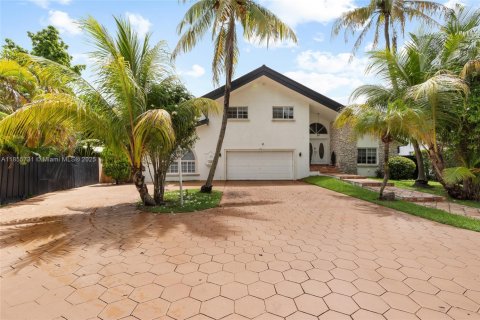House in Miami, Florida 4 bedrooms, 305.56 sq.m. № 1878422 - photo 1