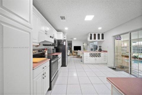 House in Miami, Florida 4 bedrooms, 305.56 sq.m. № 1878422 - photo 24