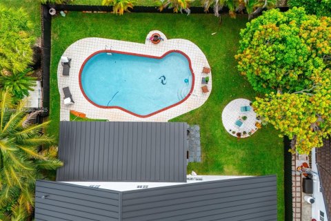 House in Miami, Florida 4 bedrooms, 305.56 sq.m. № 1878422 - photo 13
