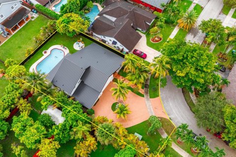 House in Miami, Florida 4 bedrooms, 305.56 sq.m. № 1878422 - photo 10