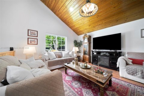 House in Miami, Florida 4 bedrooms, 305.56 sq.m. № 1878422 - photo 19
