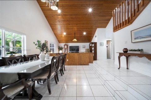 House in Miami, Florida 4 bedrooms, 305.56 sq.m. № 1878422 - photo 22