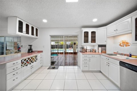House in Miami, Florida 4 bedrooms, 305.56 sq.m. № 1878422 - photo 26