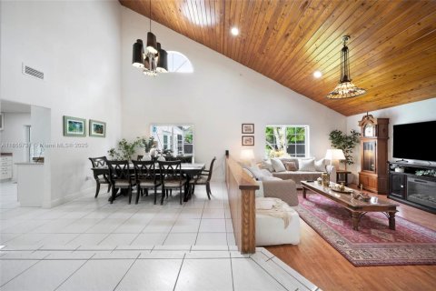 House in Miami, Florida 4 bedrooms, 305.56 sq.m. № 1878422 - photo 18