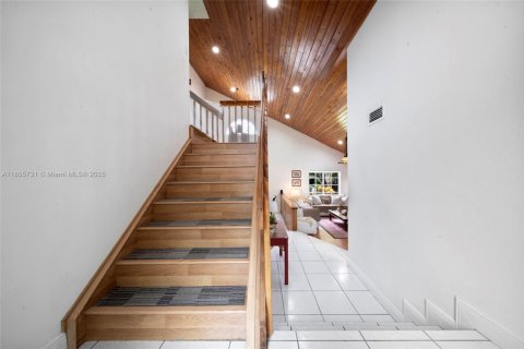 House in Miami, Florida 4 bedrooms, 305.56 sq.m. № 1878422 - photo 17