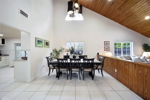 House in Miami, Florida 4 bedrooms, 305.56 sq.m. № 1878422 - photo 23
