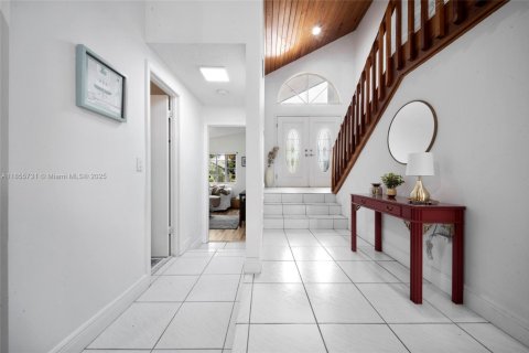 House in Miami, Florida 4 bedrooms, 305.56 sq.m. № 1878422 - photo 16