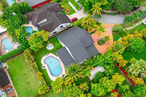 House in Miami, Florida 4 bedrooms, 305.56 sq.m. № 1878422 - photo 11