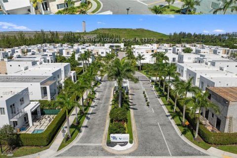 Villa ou maison à vendre à Doral, Floride: 4 chambres, 223.15 m2 № 2024400 - photo 11