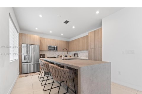 Villa ou maison à vendre à Doral, Floride: 4 chambres, 223.15 m2 № 2024400 - photo 2