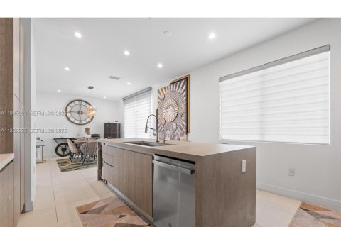 Villa ou maison à vendre à Doral, Floride: 4 chambres, 223.15 m2 № 2024400 - photo 4