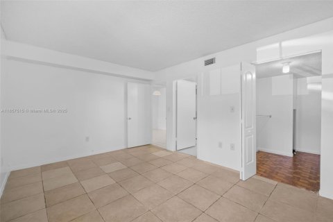 Condominio en alquiler en Miami, Florida, 1 dormitorio, 56.48 m2 № 1881726 - foto 25