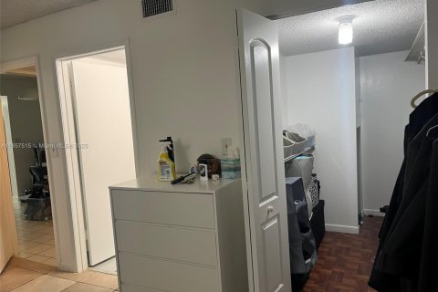 Condominio en alquiler en Miami, Florida, 1 dormitorio, 56.48 m2 № 1881726 - foto 17