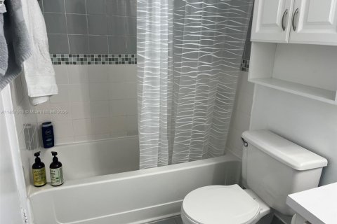 Condominio en alquiler en Miami, Florida, 1 dormitorio, 56.48 m2 № 1881726 - foto 10